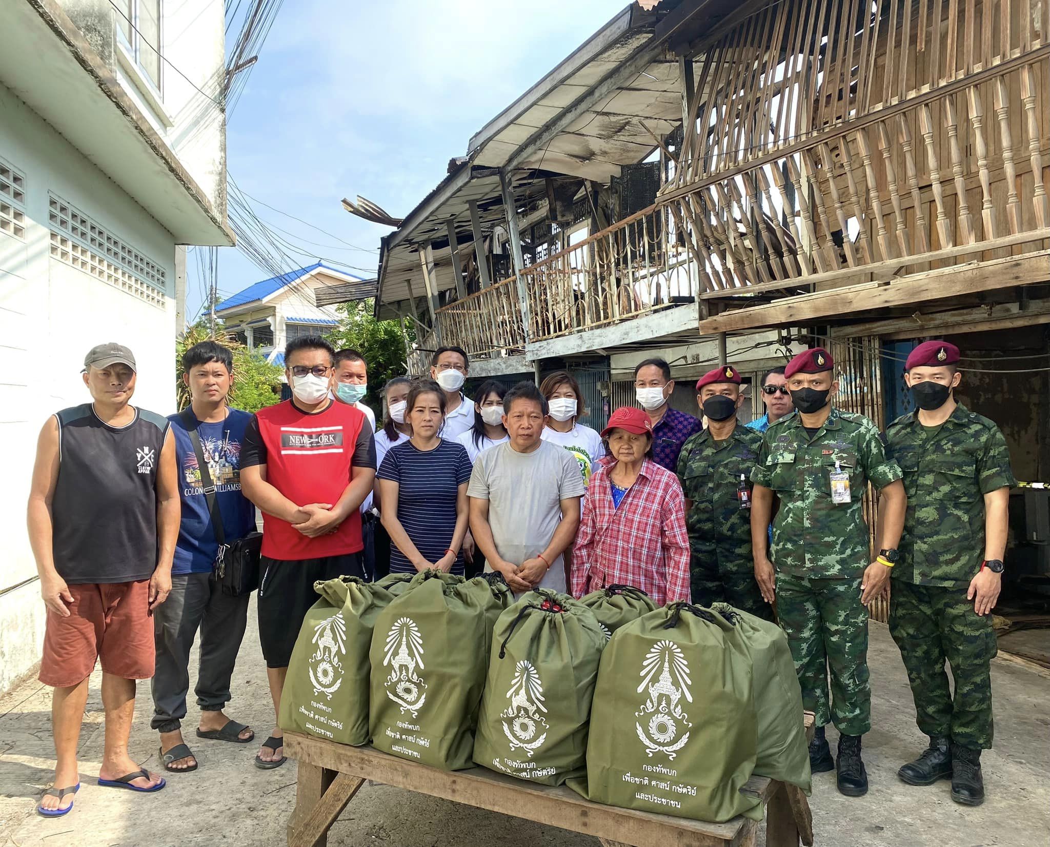 กองทัพปฏิบัติการจิตวิทยา หน่วยบัญชาการสงครามพิเศษ ลงพื้นที่มอบถุงยังชีพช่วยเหลือ เพื่อบรรเทาความเดือดร้อนจากเหตุอัคคีภัย