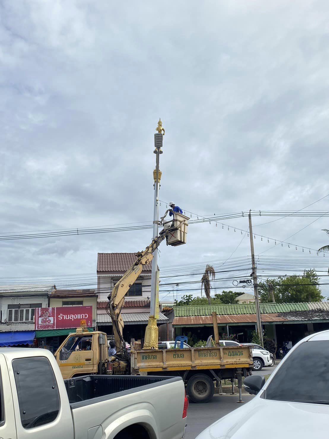 ตรวจสอบความแข็งแรงของเสาไฟประติมากรรม ภายในเขตเทศบาลตำบลโคกสำโรง