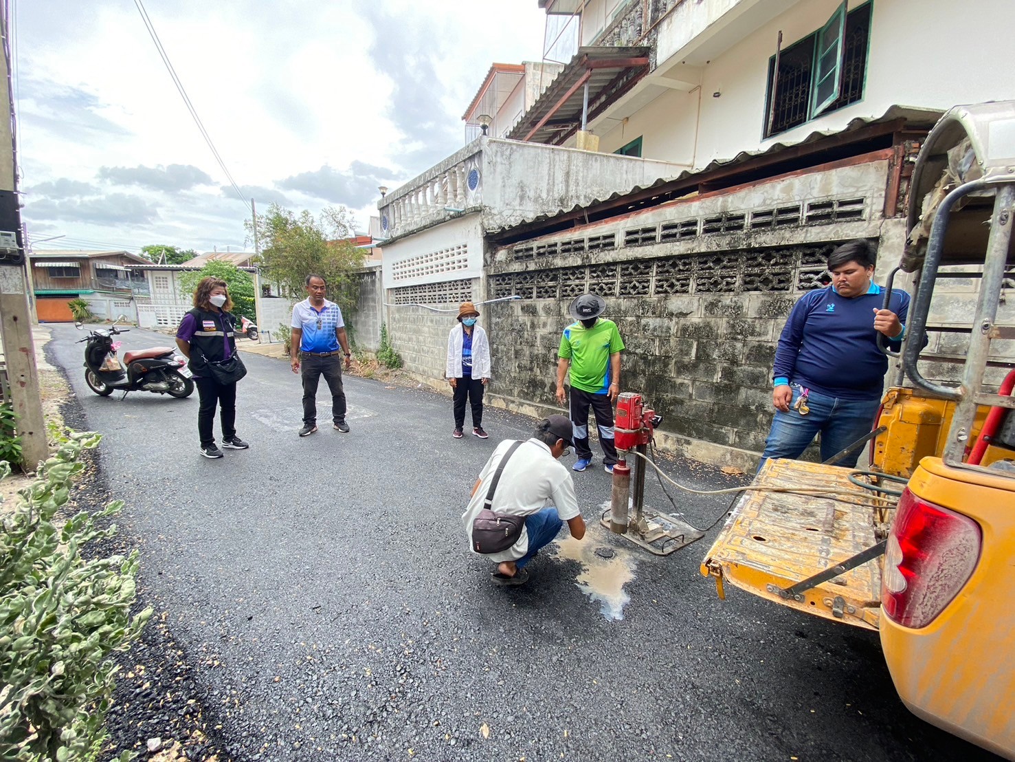 ตรวจสอบการคอริ่งถนน ของทีมผู้รับเหมาเพื่อตรวจสอบความอัดแน่นของถนนว่าตรงตามมาตราฐานหรือไม่