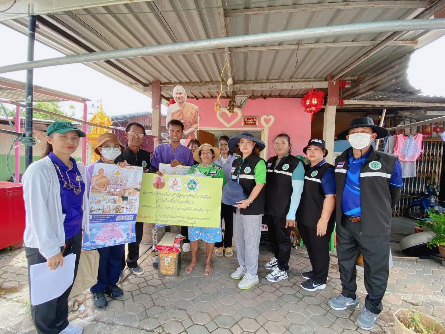 พุทธสถานลพบุรีศรีสุวรรณภูมิ สนับสนุนความเมตตา จาก พระราชวิสุทธิประชานาถ (หลวงพ่ออลงกต) แจกเครื่องอุปโภค บริโภค ในโครงการเยี่ยมเสริมพลังผู้สูงอายุติดบ้าน ติดเตียง ผู้ป่วยเรื้อรังและผู้พิการ สู่ชุมชนตำบลโคกสำโรง จังหวัดลพบุรี