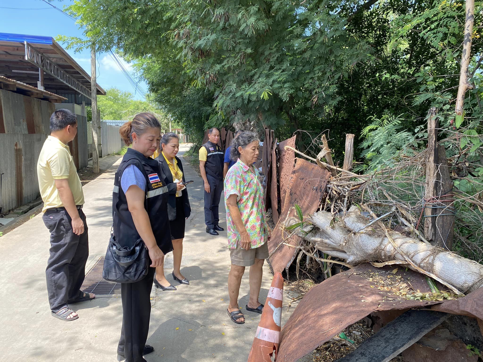 ลงพื้นที่ติดตามความคืบหน้า กรณีปรึกษากับเจ้าของบ้าน ตามที่ได้คำร้องเรียนจากประชาชน เรื่องรั้วบ้านที่ผุพัง ล้มมายังเขตถนนสาธารณะ