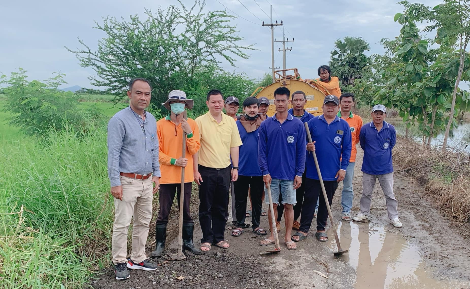 ทีมงานสาธารณะสุขฯ ดำเนินการซ่อมแซมถนน บริเวณทางเข้าบ่อขยะเทศบาล