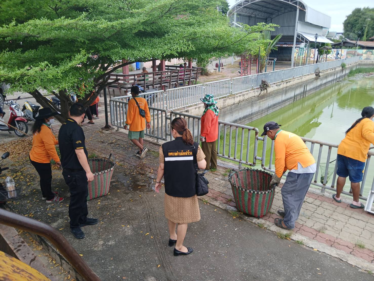 กองสาธารณสุขฯ ดำเนินการทำความสะอาดพื้นที่โดยรอบบริเวณสระวัดตะวันเย็น และ พ่นยากำจัดวัชพืชตามไหล่ทาง