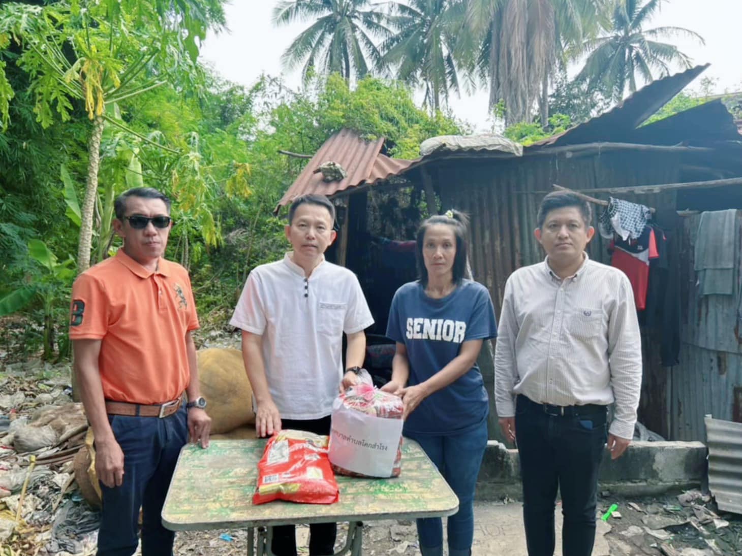 ลงพื้นที่มอบเครื่องอุปโภค บริโภคให้กับบ้านผู้ประสบเหตุอัคคีภัย บริเวณชุมชนย่อยที่ 7 